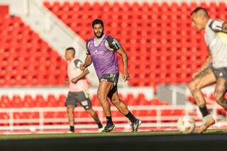 Hulk, ao centro, observa chileno Vargas com a bola em treino (Foto: Pedro Souza/Atlético-MG)