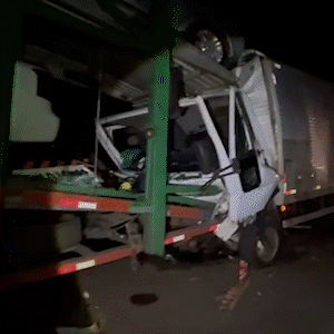 Motorista fica ferido ao colidir caminhão em carreta cegonha parada em rodovia