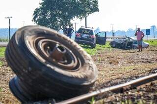 Roda que se soltou de carreta após acidente. (Foto: Henrique Kawaminami)