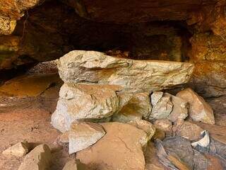 Pedras ao centro da gruta tem formato similar a mesa (Foto: Arquivo Pessoal/Thierry Porato)