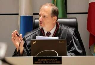 Desembargador Amaury Kuklinsk durante sessão no Tribunal de Justiça. (Foto: TJMS/Divulgsção)