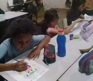 Alunos do projeto de reforço escolar realizando atividades (Foto: Divulgação)