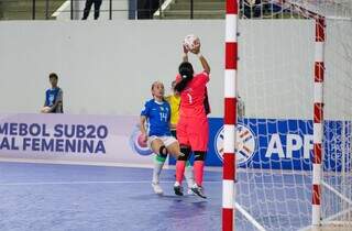 Júlia (com a camisa azul número 14) disputando bola em jogo no Paraguai (Foto: Conmebol)