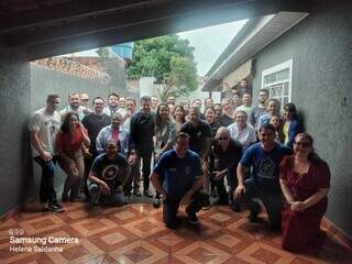 Equipe de professores e estudantes durante a doação dos perecíveis. (Foto: Helena Saldanha)