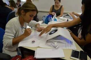 Manicure durante procedimento em salão de beleza na Capital, atividade econômica que integra o setor de serviços (Foto: Arquivo/Campo Grande News)