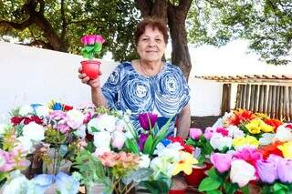 Três vezes por ano, Maria Elisabeth vende flores no Cemitério Santo Amaro. (Foto: Henrique Kawaminami)