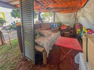 Ambulante levou cama e eletrodomésticos para dormir em frente ao cemitério. (Foto: Marcos Maluf)