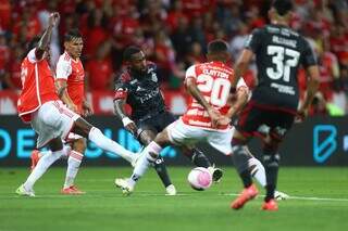 Jogadores disputam a posse da bola no gramado do Beira-Rio. (Foto: Gilvan de Souza/Flamengo)