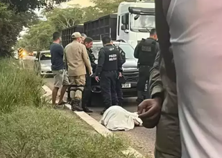 Corpo de ex-vereador na BR-262, enquanto bombeiros e policiais militares aguardava a Perícia Técnica e a Polícia Civil (Foto: arquivo)