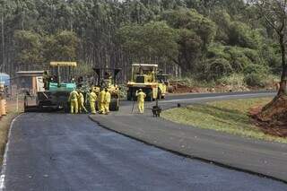 Obra da MS-338, que abrirá acesso pavimentado entre Ribas e Camapuã (Foto: Arquivo Governo MS/ Edemir Rodrigues)