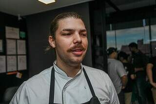 O chef João apresenta o Capivara Parmê, uma parmegiana de frango servida dentro de um pão baguete (Foto: Paulo Francis)