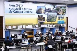 Central do IPTU, no Centro de Campo Grande, onde o contribuinte pode negociar dívida (Foto/Arquivo)