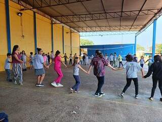 Roda de brincadeiras no Instituto Cooperar, uma das poucas escolas que faz atividades em alusão ao folclore em Campo Grande (Foto: Instituto Cooperar)