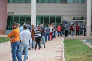 Contribuintes em fila, aguardando para entrar na Central do Cidadão e negociar dívidas em junho deste ano, quando houve a primeira edição do Refis (Foto: Arquivo/Marcos Maluf)