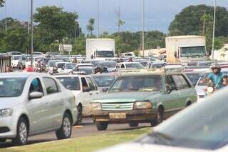 Congestionamento de veículos na Avenida Duque de Caxias em Campo Grande (Foto: Arquivo/Campo Grande News)