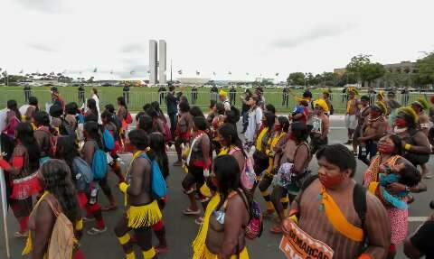 Ind&iacute;genas fazem mais um protesto em Bras&iacute;lia contra marco temporal