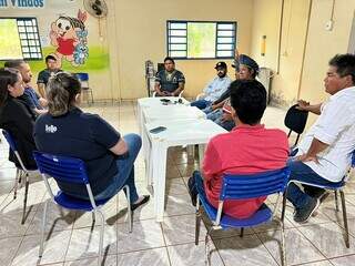 Prefeito de Tacuru em reunião com líderes indígenas e representante de empresa de abate de frangos (Foto: Divulgação/Assessoria de imprensa)