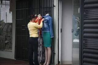 Mulher trabalhando em loja de roupas (Foto: Henrique Kawaminami/Arquivo)