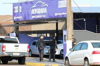 Policiais do Gaeco em frente à Alvorada Multimarcas, no centro de Ivinhema (Foto: Ivinotícias)