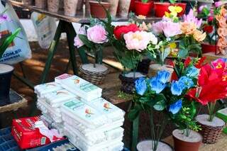 Pacote de velas são vendidos por R$ 10 e flores artificiais a partir de R$ 20. (Foto: Henrique Kawaminami)