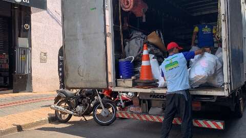 Produtos de lojas de celular são recolhidos e levados em caminhão 