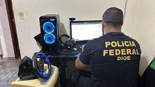 Policial federal fazendo buscas no computador do garoto nesta manhã (Foto: Divulgação | PF)