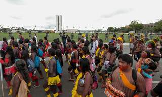 Indígenas marchando pela Explanada dos Ministérios, em Brasília (Foto: Agência/Câmara dos Deputados)