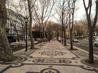 Calçadão na famosa Avenida Liberdade, lugar perfeito para passear a pé por Lisboa, conhecer pessoas e sabores gastronômicos locais (Foto: Reprodução) 