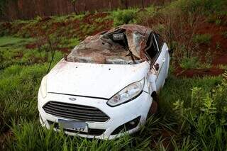 Carro ficou com teto e para-brisas destruídos. (Foto: Henrique Kawaminami)