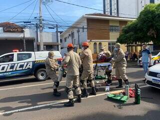 Vítima sendo socorrida por equipe do Corpo de Bombeiros (Foto: Clara Farias)