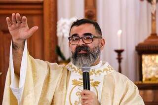 Padre Rodrigo Augusto concede a benção durante missa desta manhã. (Foto: Henrique Kawaminami)