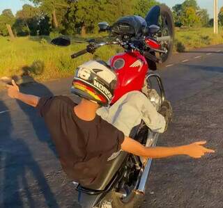 Jovem motociclista empinando moto em Campo Grande (Foto: Reprodução)