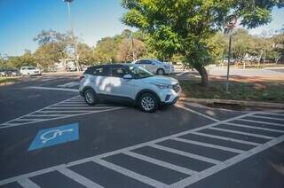 Veículos em estacionamento na Capital (Foto: Marcos Maluf/Arquivo)  