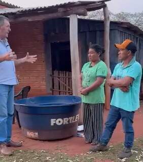 Prefeito eleito em Paranhos conversa com casal indígena sobre as dificuldades com relação à água (Foto: Reprodução)