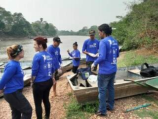 Equipe recolhe amostras de água em rio do Pantanal (Foto: Divulgação)