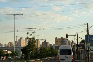 Céu de Campo Grande com poucas nuvens nesta manhã (Foto: Henrique Kawaminami)