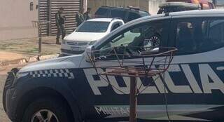 Policiais em frente à casa de colega antes de levá-lo à clínica. (Foto: Dayene Paz)