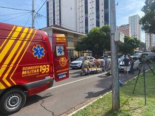 Momento em que a vítima era socorrida pelo Corpo de Bombeiros nesta manhã (Foto: Clara Farias)