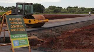 Maquinário do governo de MS trabalhando em pavimentação (Foto: Divulgação)