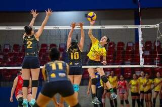 Jogadoras de vôlei disputando partida no Ginásio Guanandizão (Foto: Divulgação/FVMS)