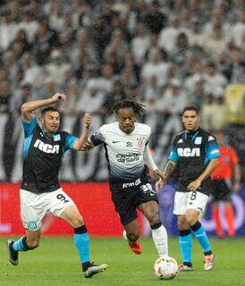 Meia peruano Carrillo tenta escapar da marcação argentina (Foto: Rodrigo Coca/Agência Corinthians)