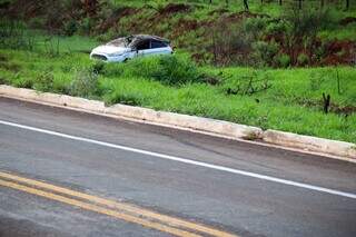 Carro parou em vegetação, às margens de estrada. (Foto: Henrique Kawaminami)