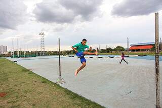 Paulo Henrique Marques Teles, de 15 anos, treinando salto em altura (Foto: Paulo Francis)