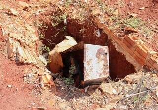 Caixa de ferro enferruja em túmulo do cemitério Santo Amaro (Foto: Osmar Veiga)