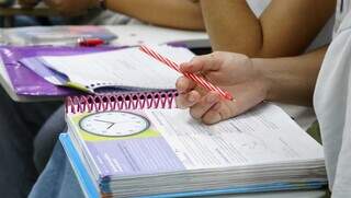 Alunos em preparação para o Enem com caderno de estudos. (Foto: Arquivo/ Alex Machado)