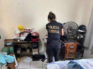 Policial federal cumpre mandado de busca e apreensão (Foto/Divulgação)