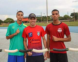 Paulo Henrique (à esquerda), Eder Vaz e Marco Antônio na pista de atletismo (Foto: Paulo Francis)