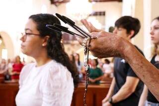 Estudantes acompanham missa no santuário, que realiza a benção das canetas. (Foto: Henrique Kawaminami)