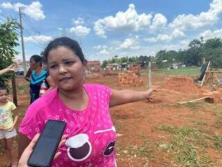 Janaina aponta para onde estava sendo construída sua casa (Foto: Marcos Maluf)