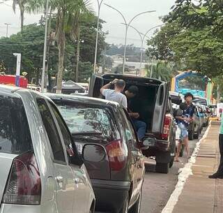 Luan Vinicius é levado até delegacia em viatura da Polícia Civil. (Foto: Reprodução/Ivinotícias)